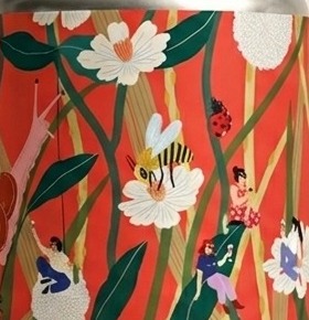 Detalle de personajes sobre flores